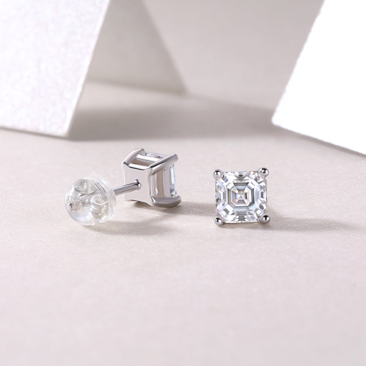 Unrestrained - A Fashionable And Luxurious Diamond Jewelry Piece Set With Square Moissanite S925 Sterling Silver And Platinum-plated Pendant Weloria