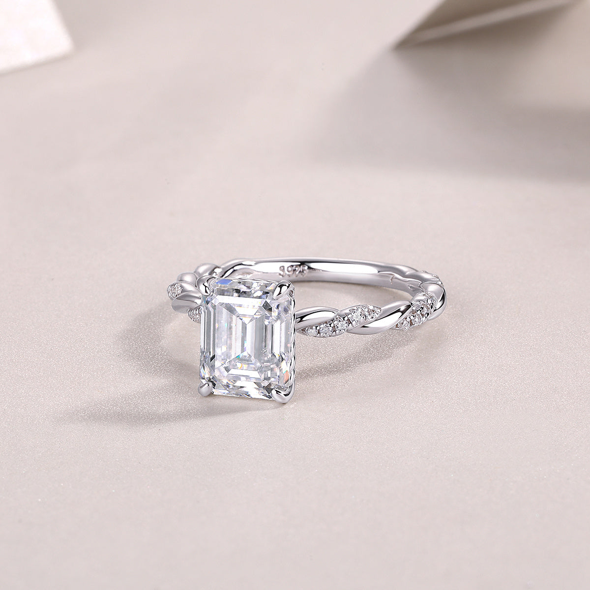 Chasing Light - A Fashionable Diamond Jewelry Piece Set With Moissanite S925 Sterling Silver And Platinum-plated Diamond Ring Weloria