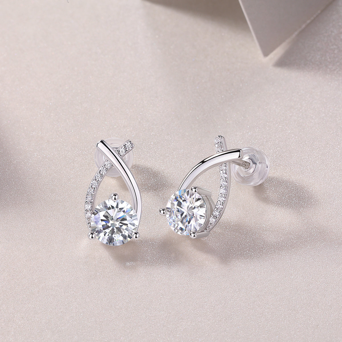 Happy Encounter - Fashionable And Luxurious Diamond Jewelry Set With 1-carat Moissan Diamond S925 Sterling Silver And Platinum-plated Stud Earrings Weloria