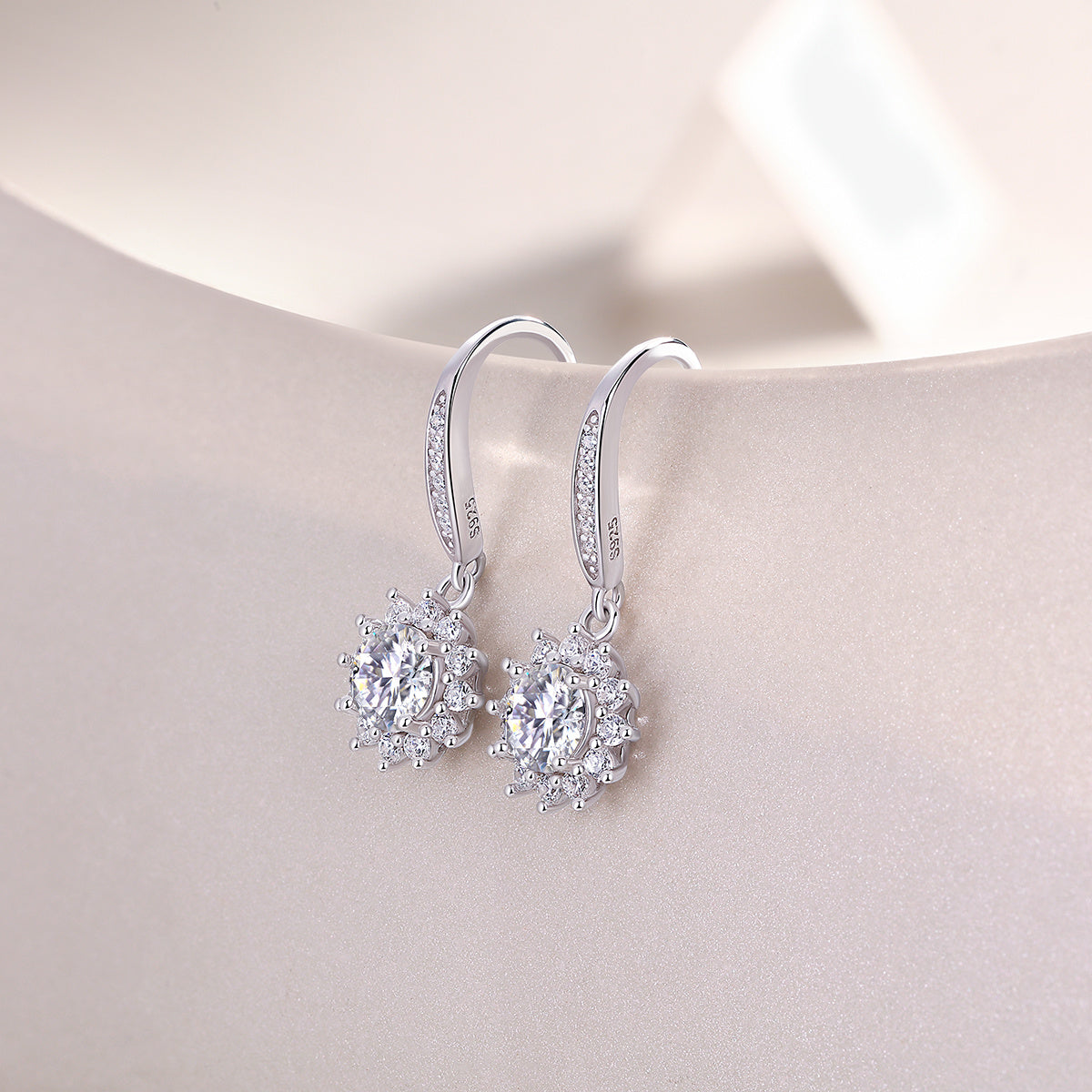 Qingcheng - A Fashionable And Luxurious Diamond Jewelry Accessory Set With Half-carat Moissan Diamond S925 Sterling Silver And Platinum-plated Stud Earrings Weloria