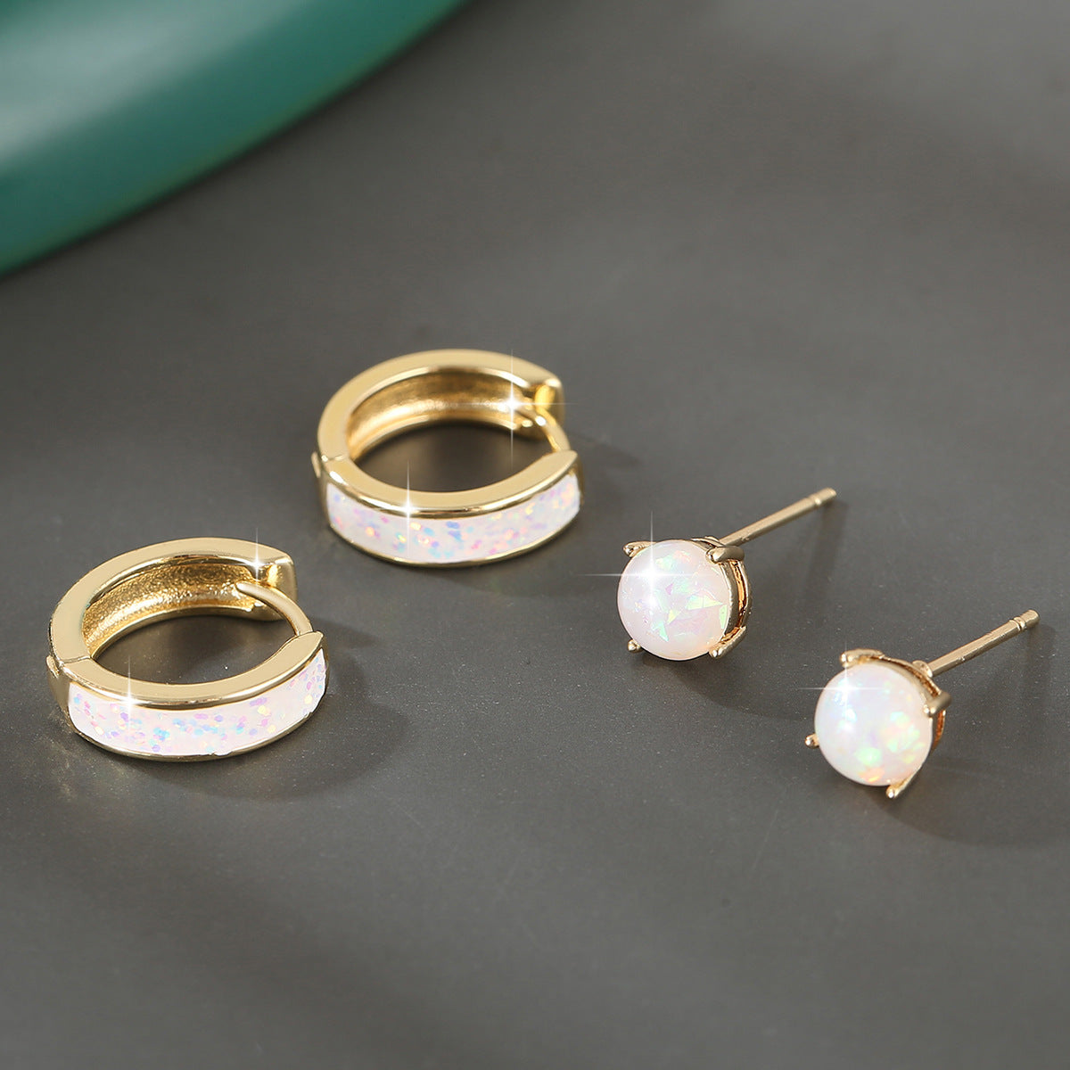 Luxury Temperament Copper Inlaid Opal Round Ear Clip Weloria