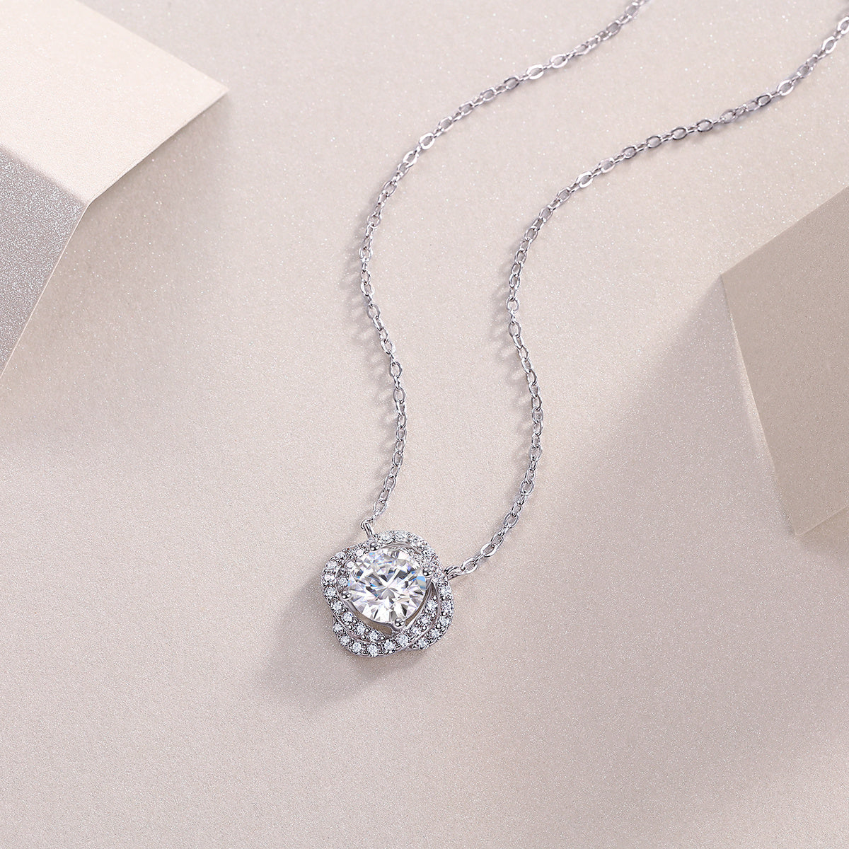 Lucky Flower - A Fashionable And Luxurious Diamond Jewelry Pendant Set With 1-carat Moissanite S925 Sterling Silver And Platinum Plating Weloria