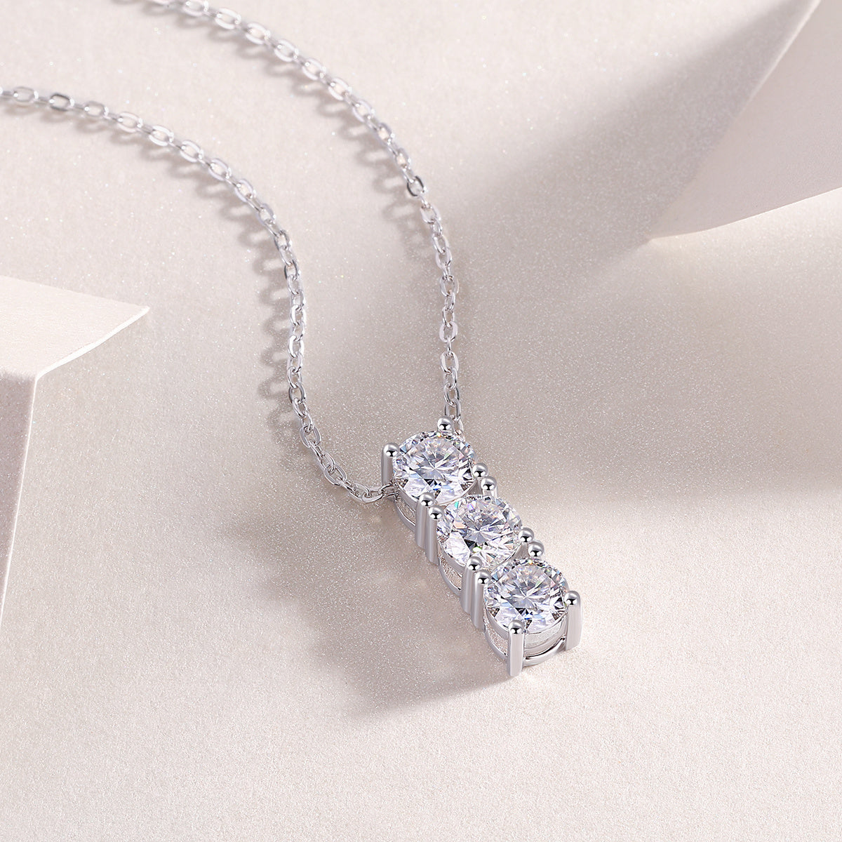Round - A Fashionable And Luxurious Diamond Jewelry Pendant Set With 0.5-carat Moissan Diamonds, S925 Sterling Silver And Platinum Plating Weloria