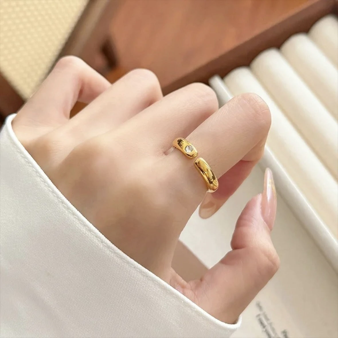 Color Retaining Ancient Law Alluvial Gold Spot Drill Loach Back Ring Weloria