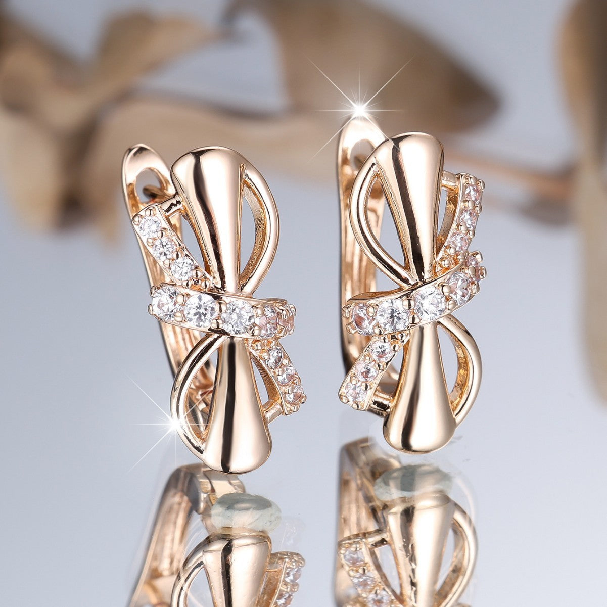 Champagne Gold Round White Diamond Fine Bends And Hitches Ear Clip Weloria