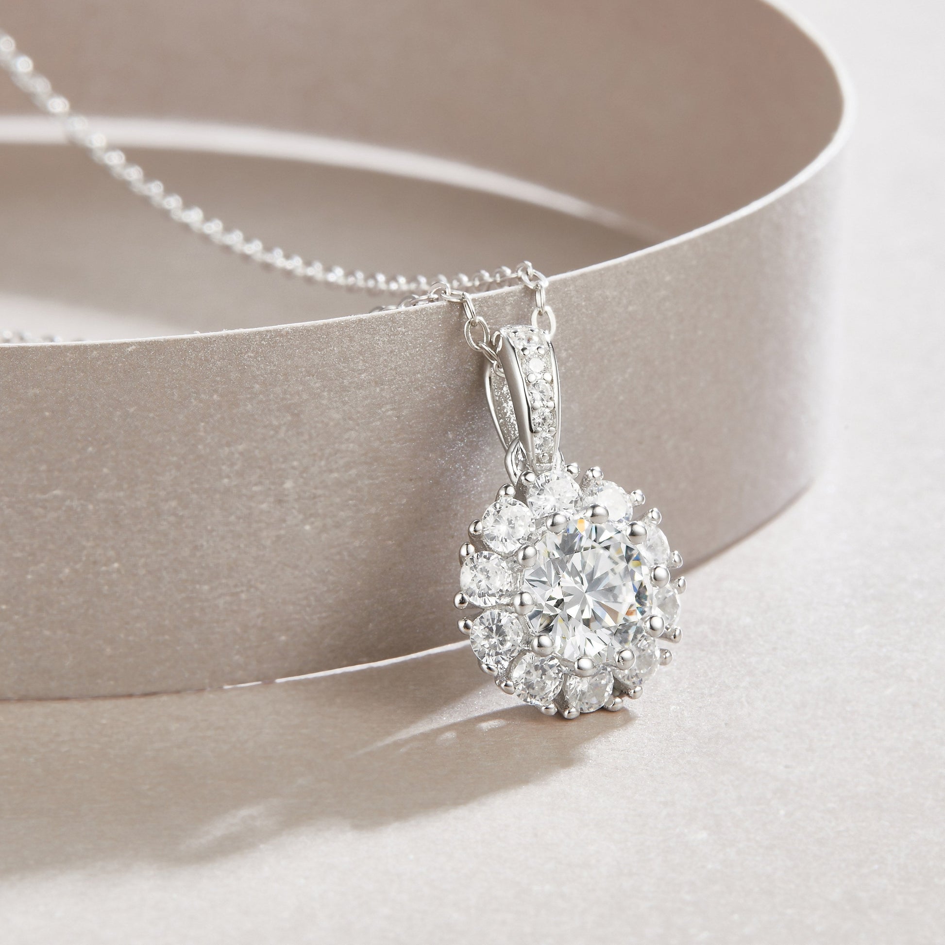 Blossom - A Fashionable And Luxurious Diamond Jewelry Pendant Set With 1-carat Moissan Diamond S925 Sterling Silver And Platinum Plating Weloria