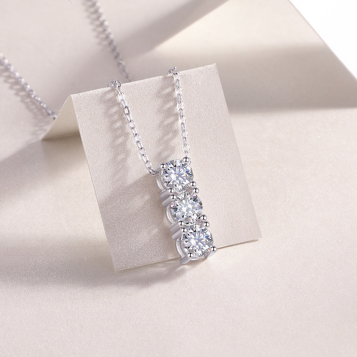 Round - A Fashionable And Luxurious Diamond Jewelry Pendant Set With 0.5-carat Moissan Diamonds, S925 Sterling Silver And Platinum Plating Weloria