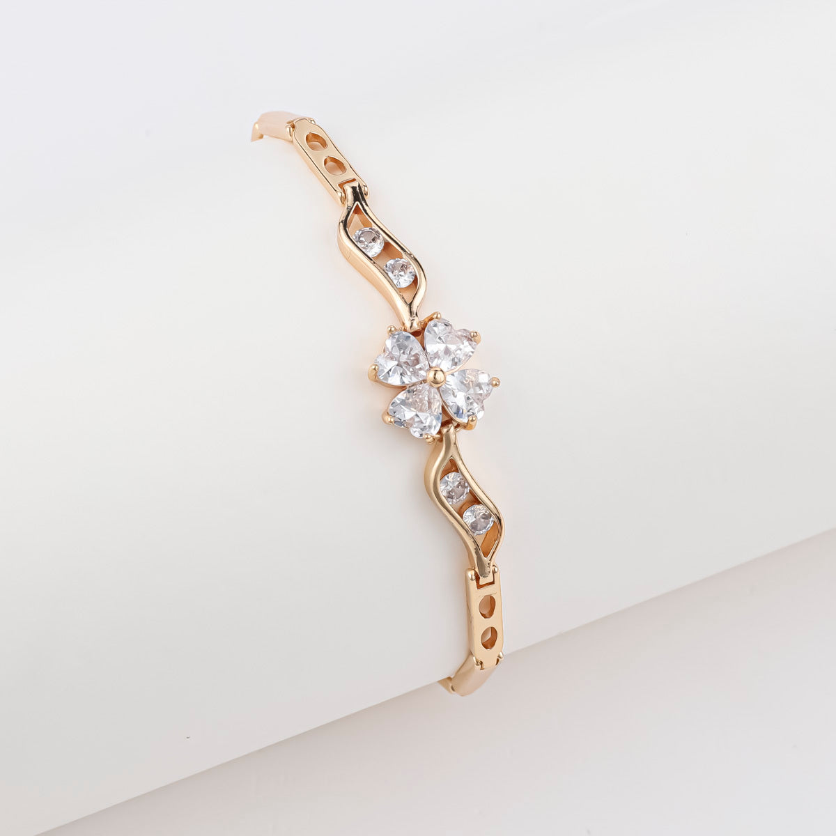 18K Gold-plated Butterfly Clover Copper Women's Bracelet Weloria