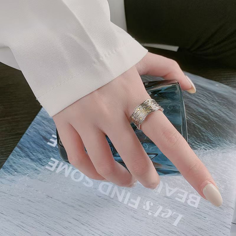 Female Uneven Meteor Shower Ring Weloria