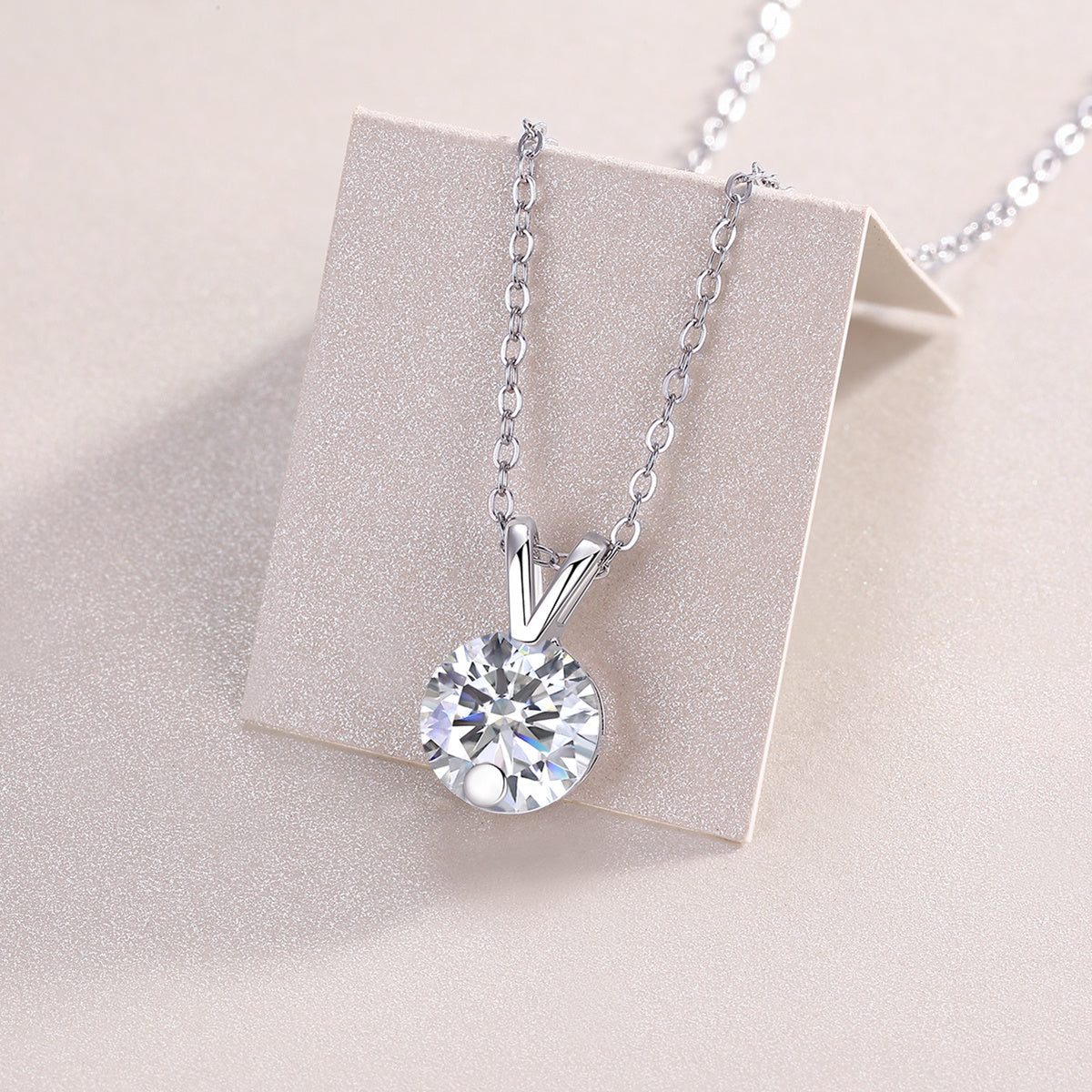 V-shaped - A Fashionable And Luxurious Diamond Jewelry Piece Set With 2-carat Moissan Diamond S925 Sterling Silver And Platinum-plated Pendant Weloria