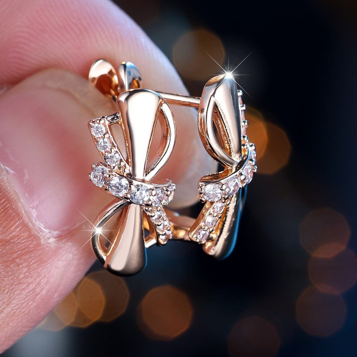 Champagne Gold Round White Diamond Fine Bends And Hitches Ear Clip Weloria