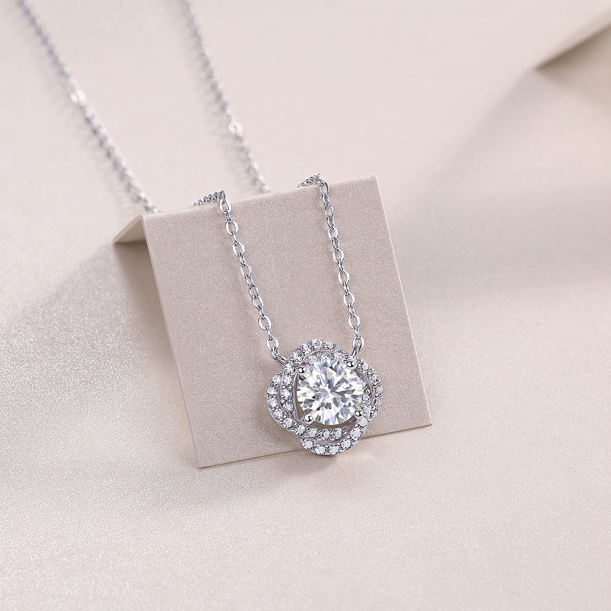Lucky Flower - A Fashionable And Luxurious Diamond Jewelry Pendant Set With 1-carat Moissanite S925 Sterling Silver And Platinum Plating Weloria