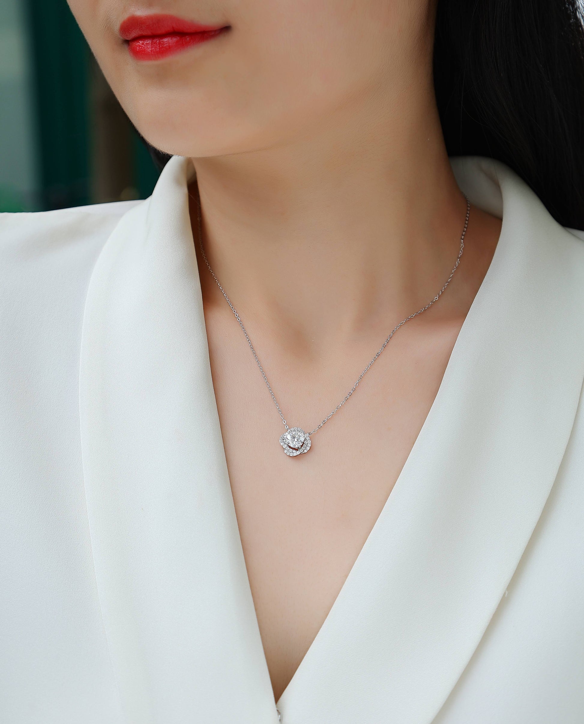 Lucky Flower - A Fashionable And Luxurious Diamond Jewelry Pendant Set With 1-carat Moissanite S925 Sterling Silver And Platinum Plating Weloria