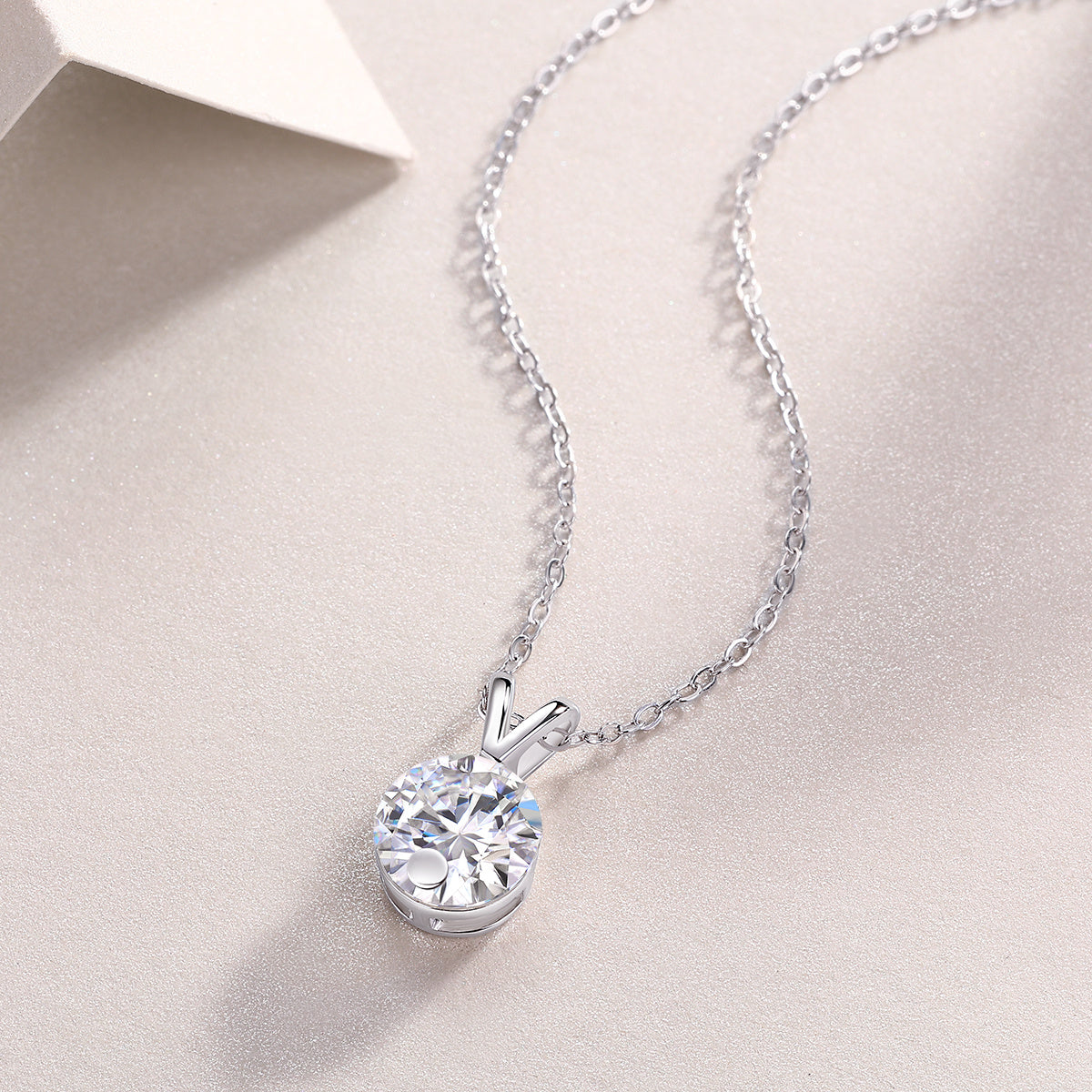 V-shaped - A Fashionable And Luxurious Diamond Jewelry Piece Set With 2-carat Moissan Diamond S925 Sterling Silver And Platinum-plated Pendant Weloria