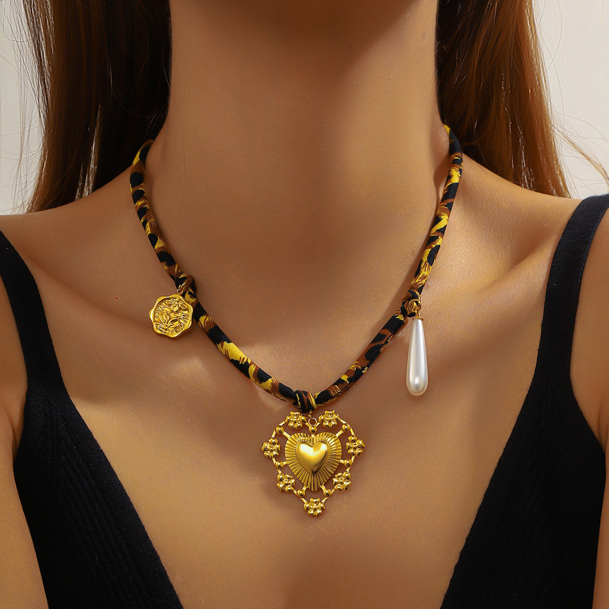 European And American Retro Cotton Necklace Heart Romantic Portrait Creative Pendant Clavicle Chain Weloria