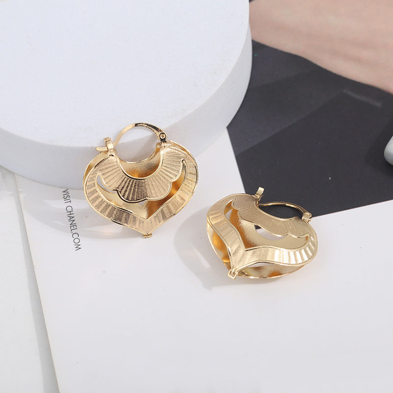 Copper Heart-shaped Hollow Stud Earrings Simple Fashion Lace Design Weloria