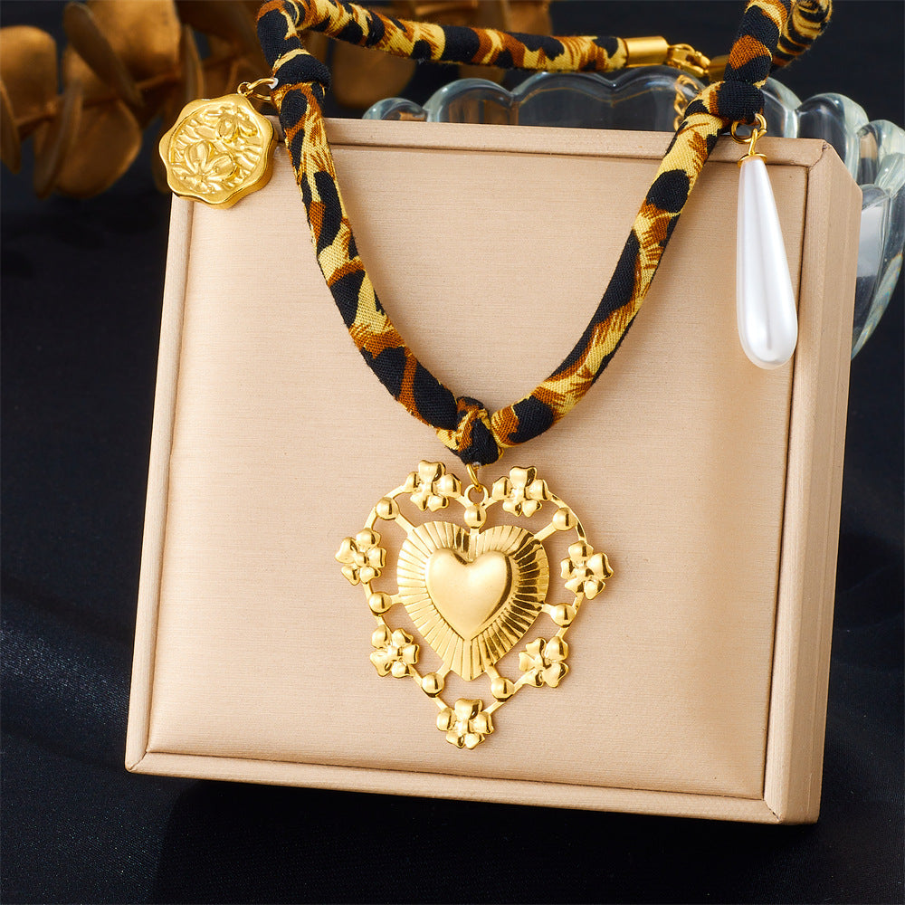 European And American Retro Cotton Necklace Heart Romantic Portrait Creative Pendant Clavicle Chain Weloria