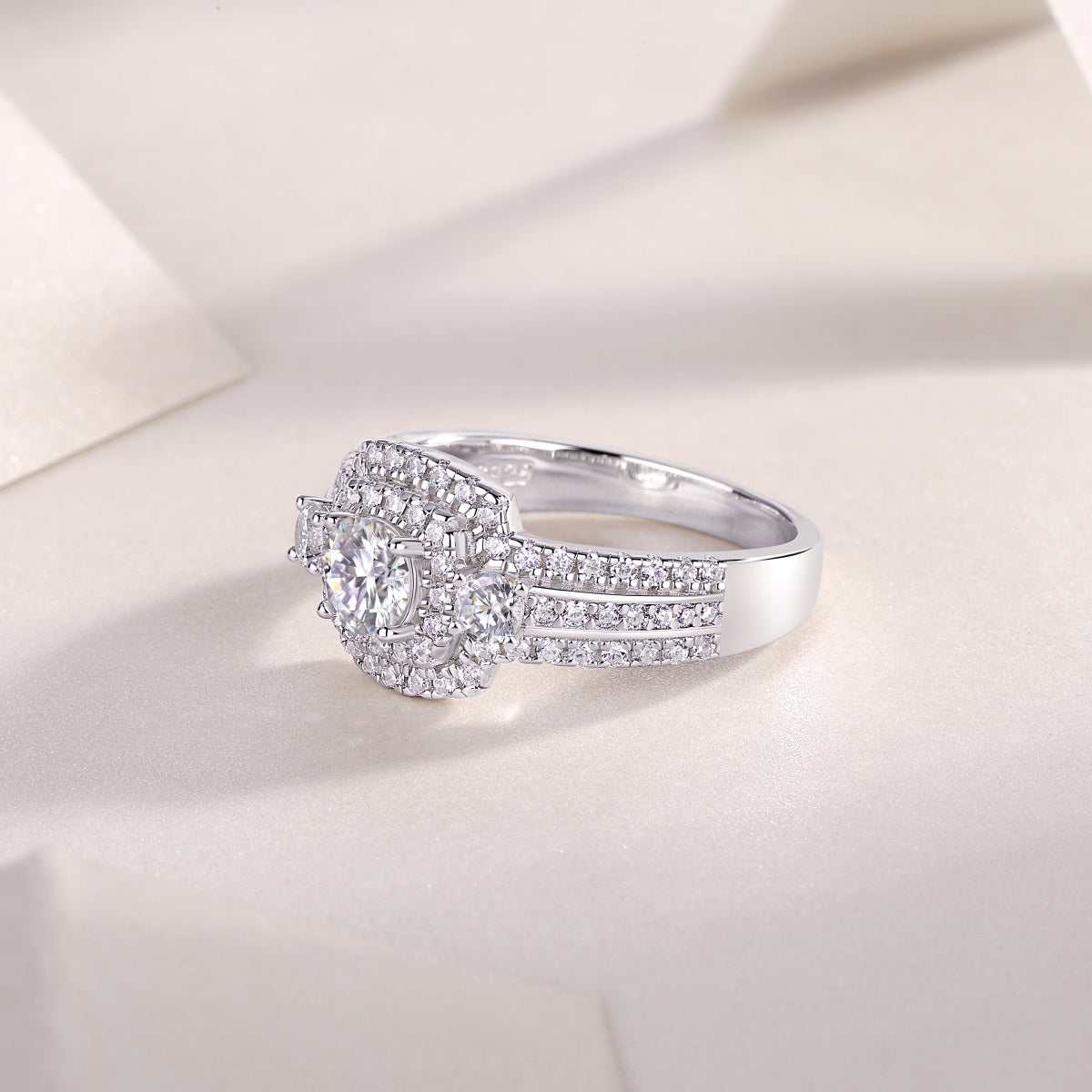 Afternoon In The Gobi - A Fashionable And Luxurious Jewelry Piece Set With Half-carat Moissan Diamond S925 Sterling Silver And Platinum-plated Diamond Weloria