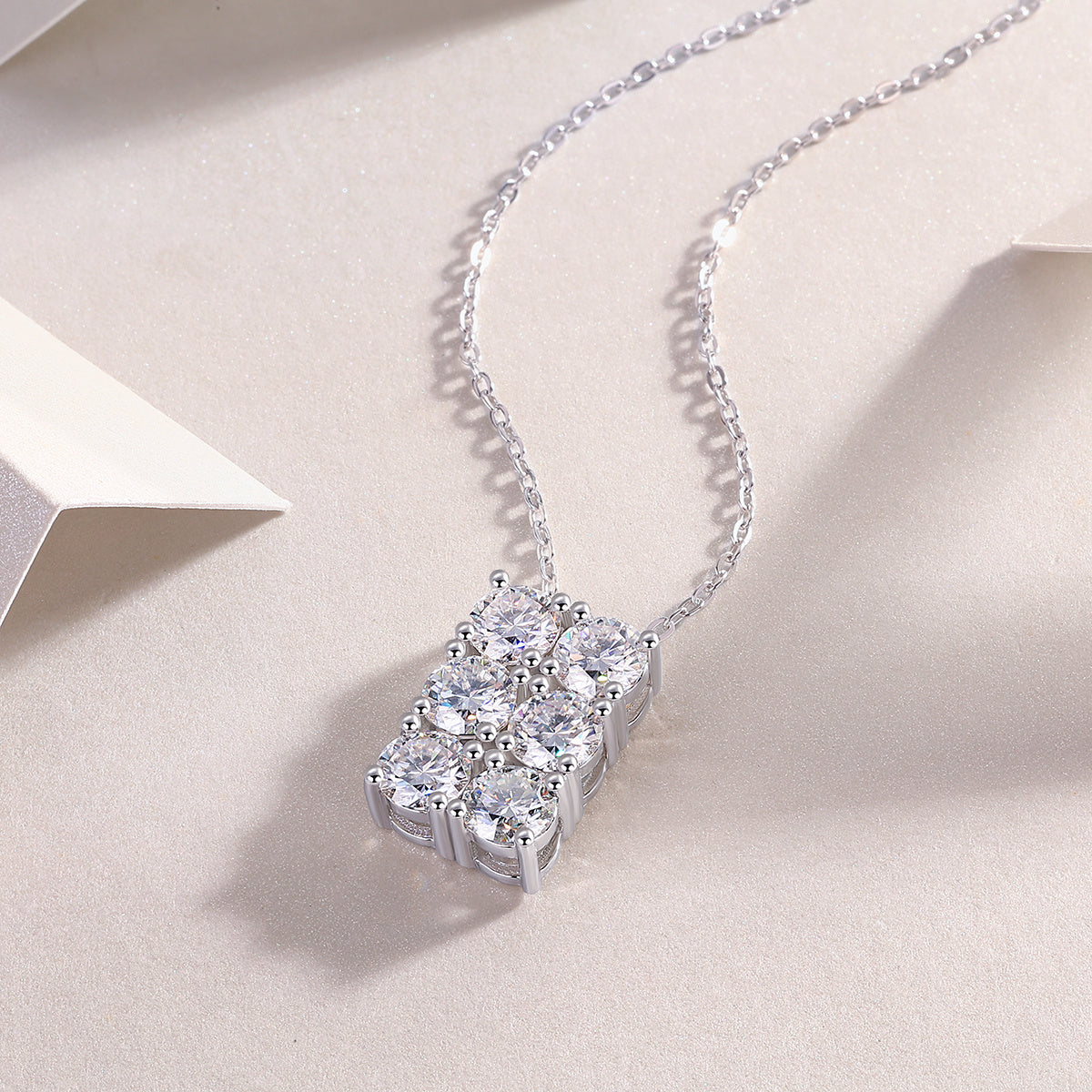 Grand Round - A Fashionable And Luxurious Diamond Jewelry Piece Set With 0.5-carat And 0.3-carat Moissan Diamonds, S925 Sterling Silver And Platinum-plated Pendant Weloria