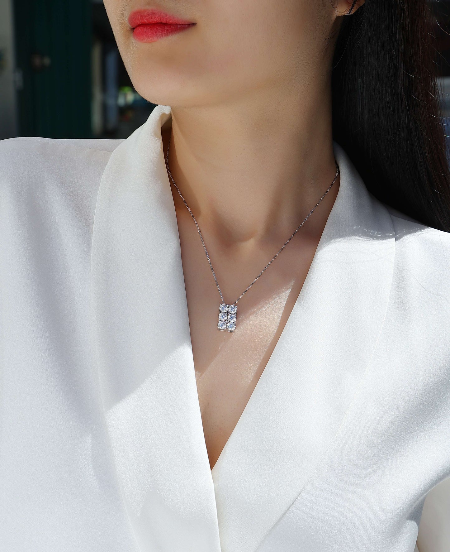 Grand Round - A Fashionable And Luxurious Diamond Jewelry Piece Set With 0.5-carat And 0.3-carat Moissan Diamonds, S925 Sterling Silver And Platinum-plated Pendant Weloria