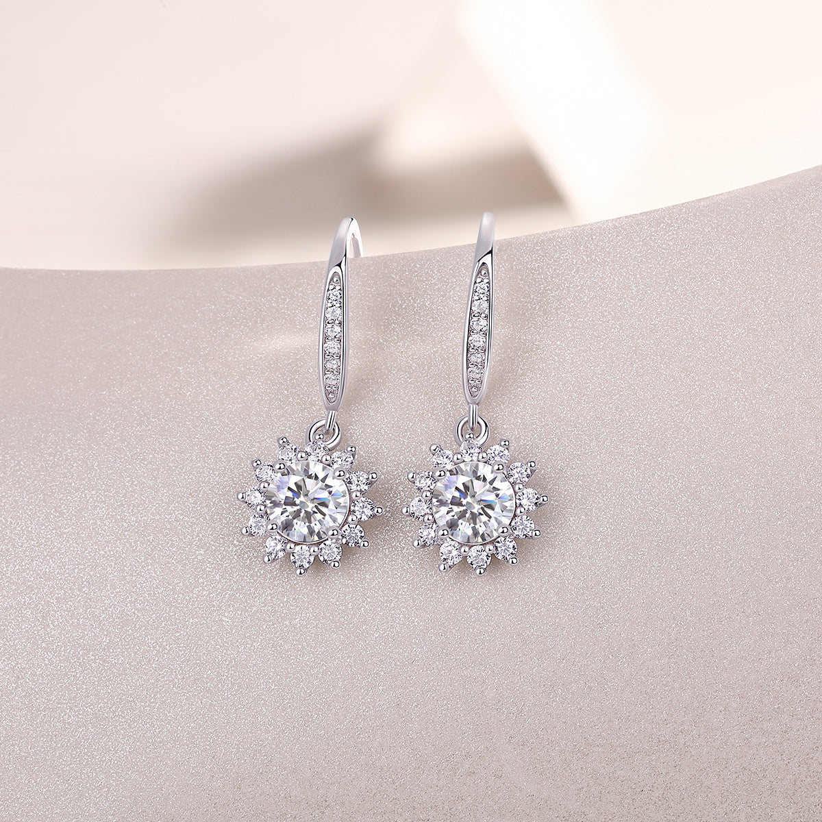 Qingcheng - A Fashionable And Luxurious Diamond Jewelry Accessory Set With Half-carat Moissan Diamond S925 Sterling Silver And Platinum-plated Stud Earrings Weloria