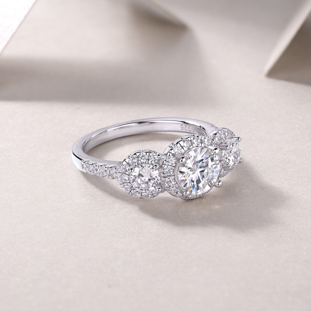 Human Warmth - A Fashionable And Luxurious Jewelry Piece Set With 1-carat Moissan Diamond S925 Sterling Silver And Platinum-plated Diamond Weloria