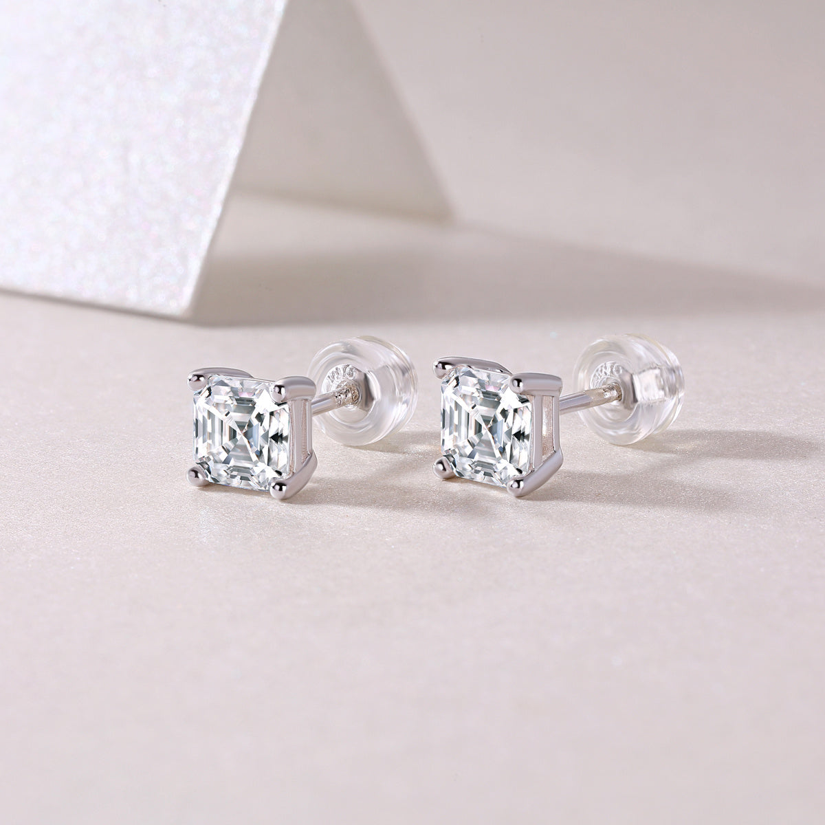 Unrestrained - A Fashionable And Luxurious Diamond Jewelry Piece Set With Square Moissanite S925 Sterling Silver And Platinum-plated Pendant Weloria