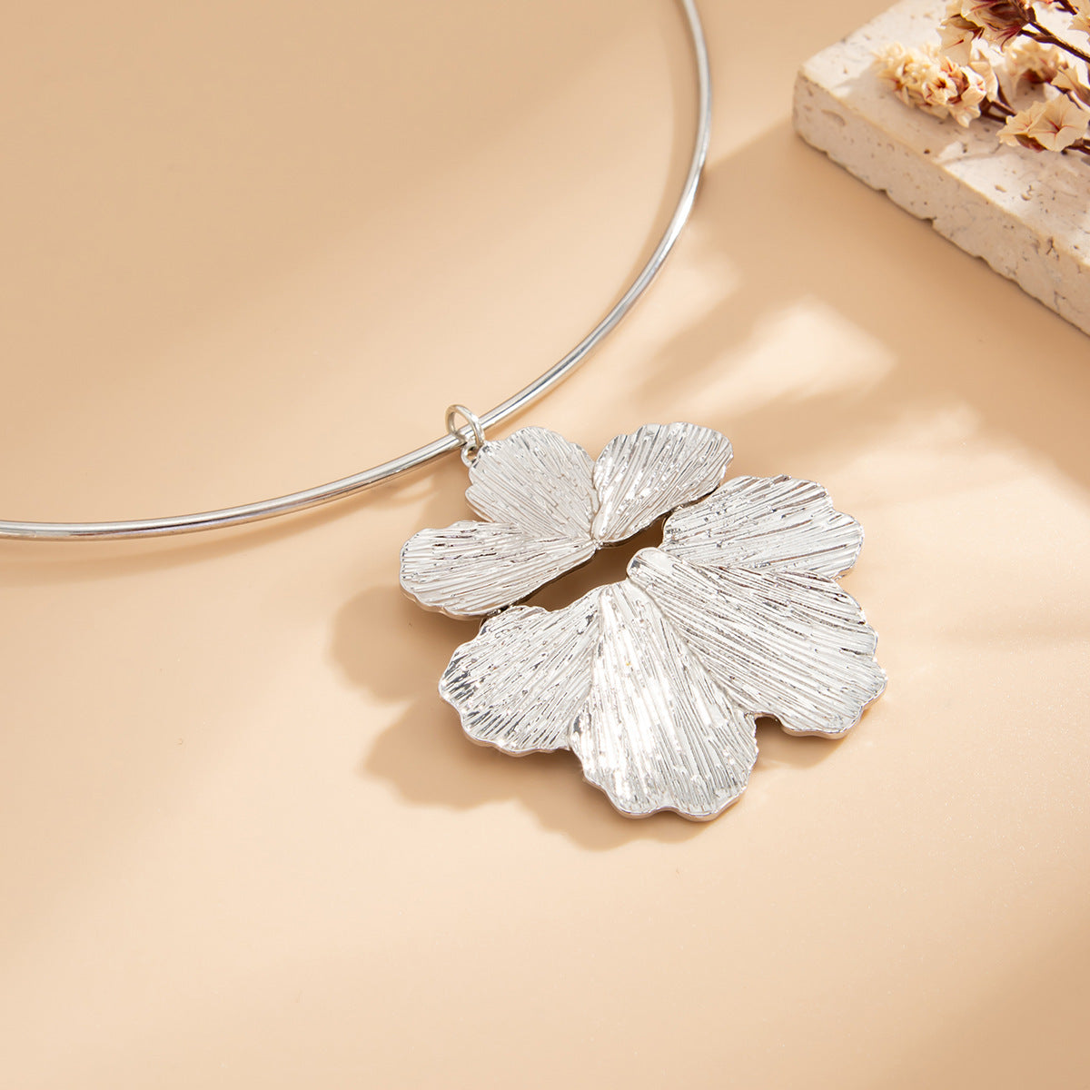 Ins Exaggerated Metal Beating Flower Collar Weloria