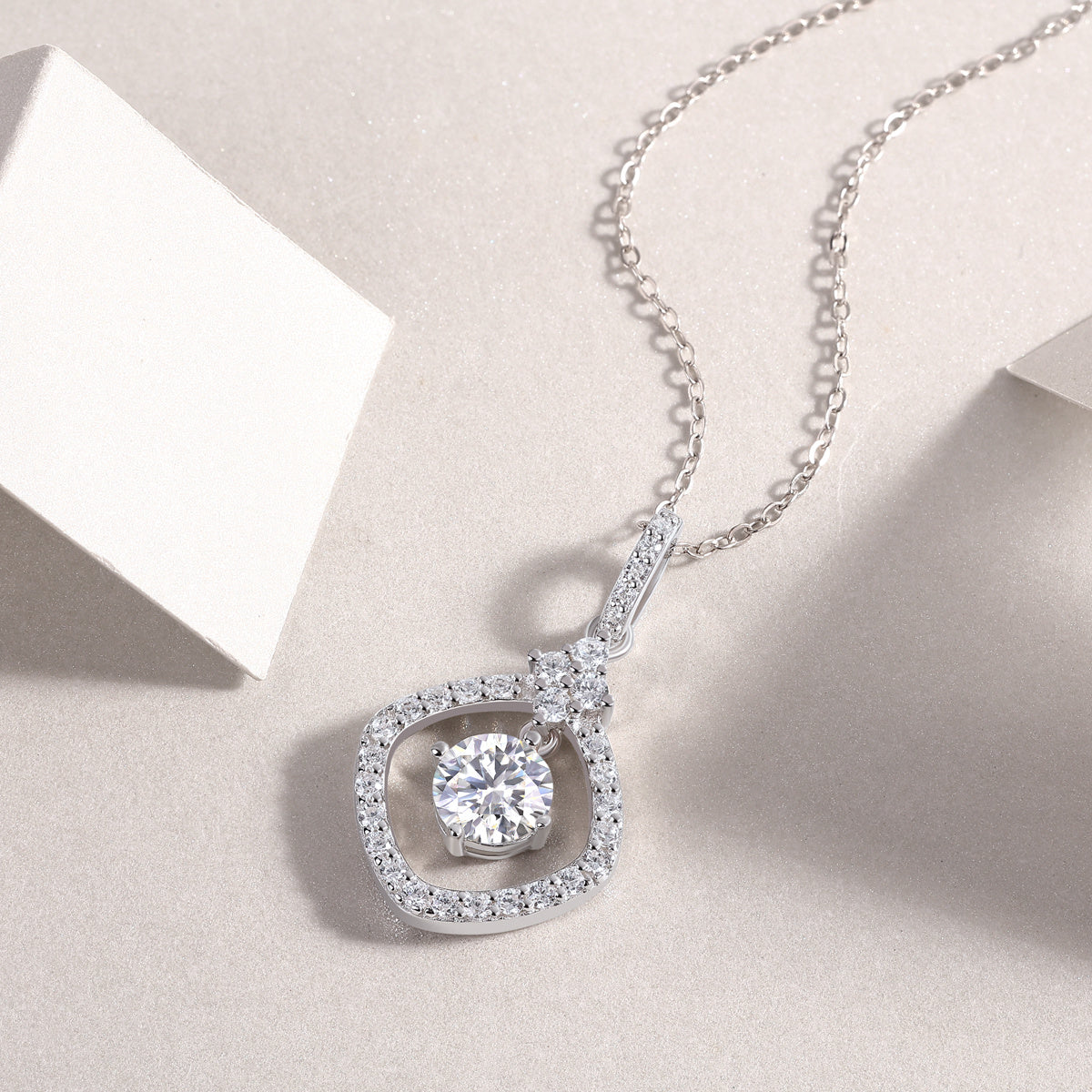Starlight Heart-to-Heart - A Fashionable And Luxurious Diamond Jewelry Pendant Set With 1-carat Moissan Diamond S925 Sterling Silver And Platinum Plating Weloria